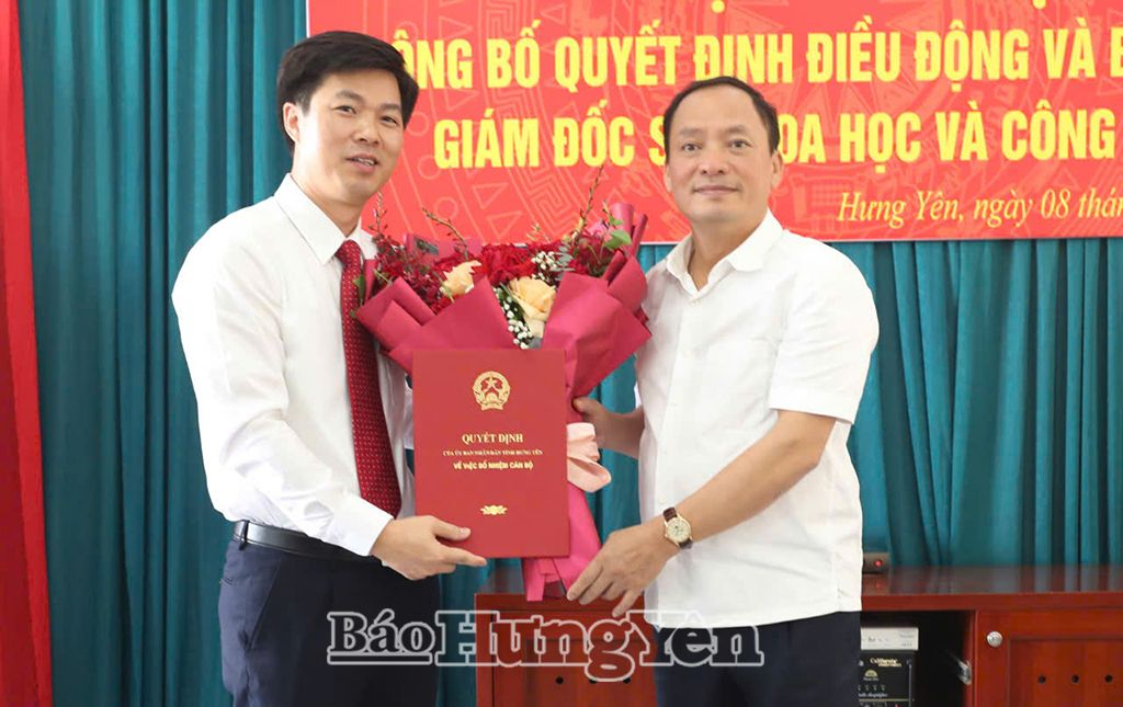 Đồng chí Chủ tịch Nh88 casino tỉnh Trần Quốc Văn trao quyết định điều động, bổ nhiệm Nh881 Vũ Tuấn Anh