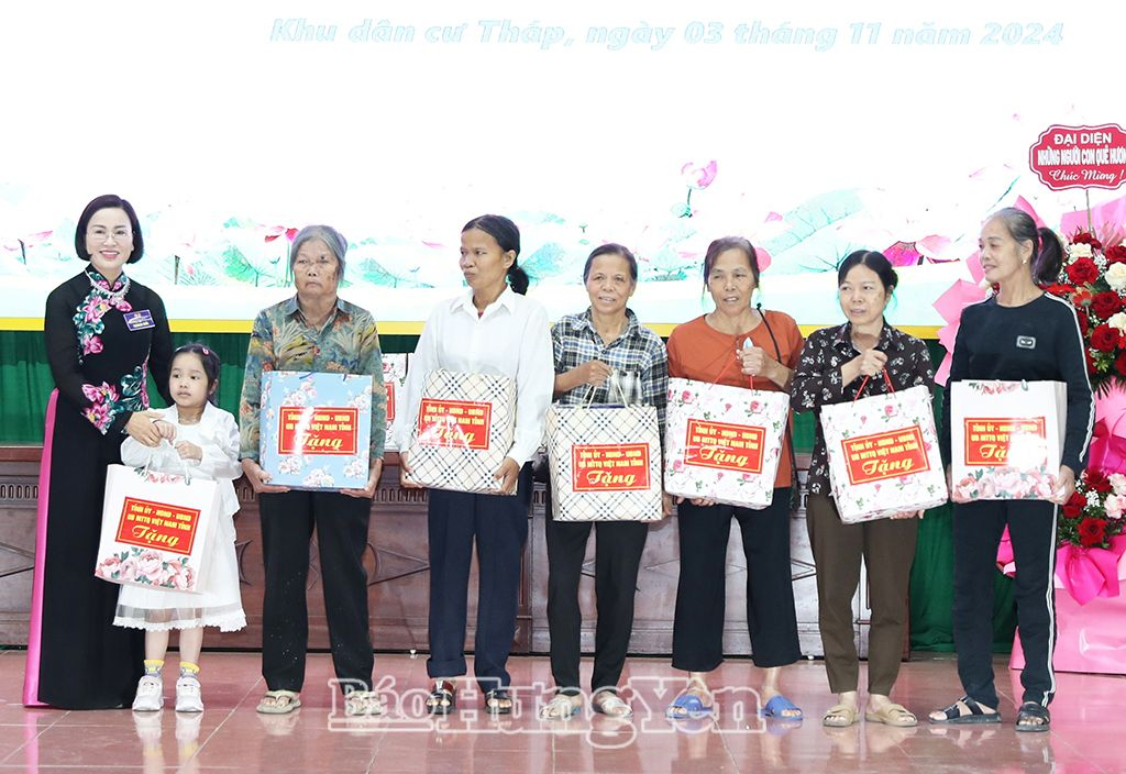 Đồng chí Trần Thị Thanh Thủy, Ủy viên Ban Thường vụ Tỉnh ủy, Bí thư Thị ủy Mỹ Hào trao quà của Tỉnh ủy, Nh88 - Cá Cược Mỗi Ngày - Nh88 vip Liền Tay, Nh88 casino, Nh88 com Nh88 vip Việt Nam tỉnh tặng các hộ nghèo trên địa bàn phường Dị Sử