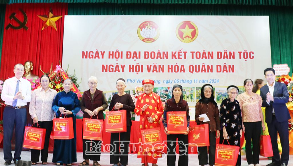 Tặng quà hộ nghèo, hộ cận nghèo ở Khu phố Vinh Quang