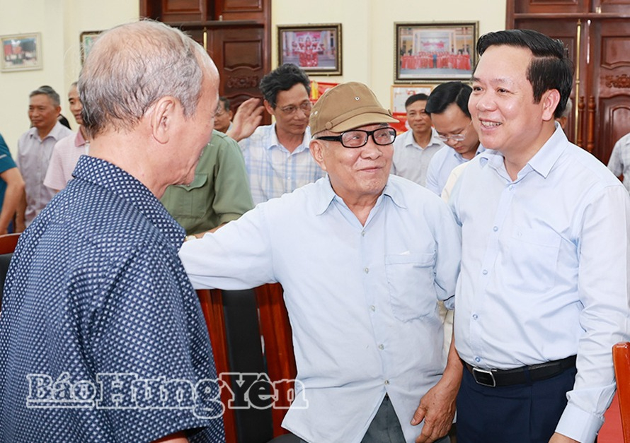   Đồng chí Phạm Quang Ngọc, Ủy viên Ban Chấp hành Trung ương Đảng, Bí thư Tỉnh ủy dự sinh hoạt Đảng tại Chi bộ thôn Ốc Nhiêu