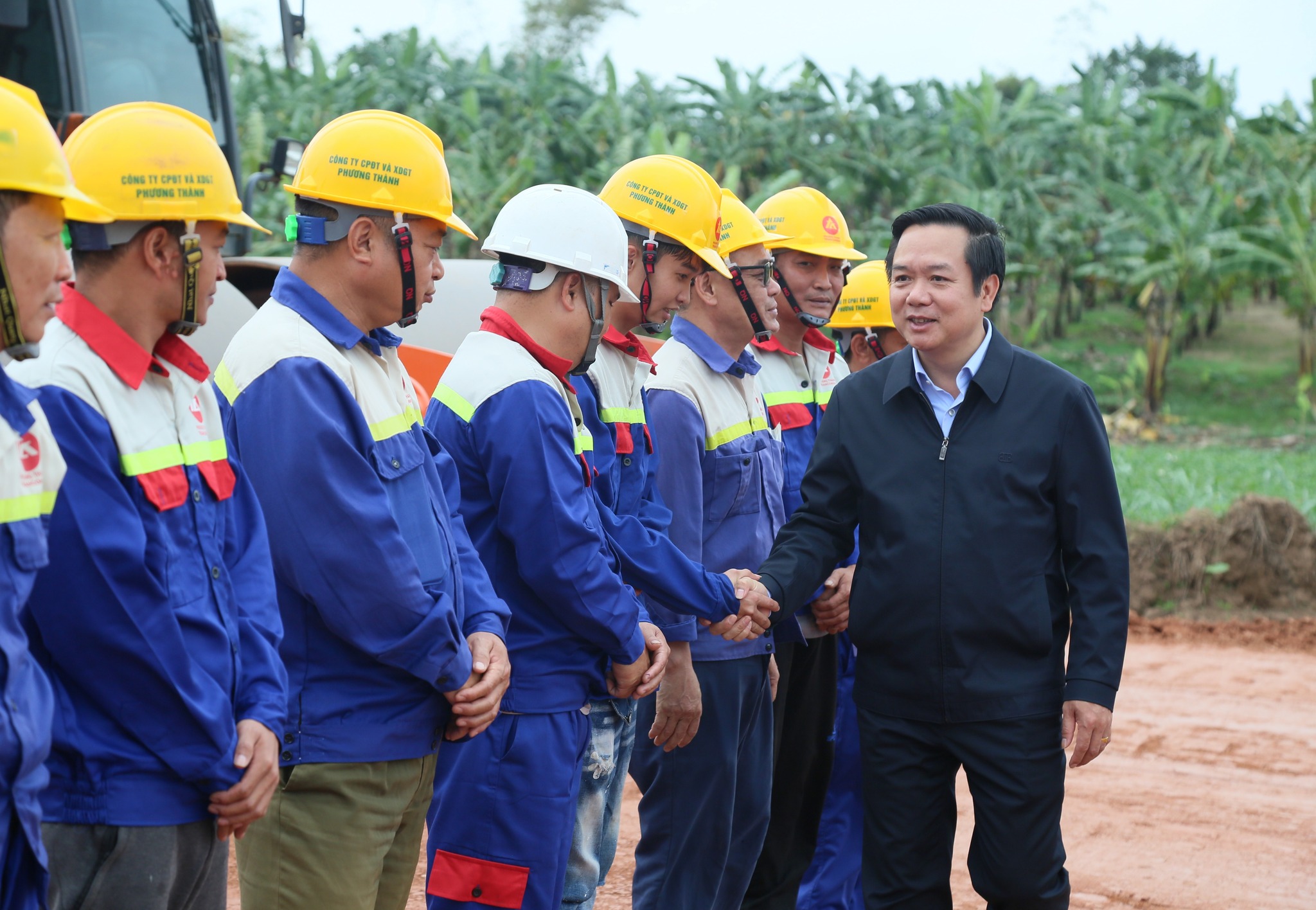   Đồng chí Phó Bí thư Tỉnh ủy, Chủ tịch Nh88 casino tỉnh Phạm Quang Ngọc thăm, động viên các đơn vị thi công các công trình giao thông trọng điểm