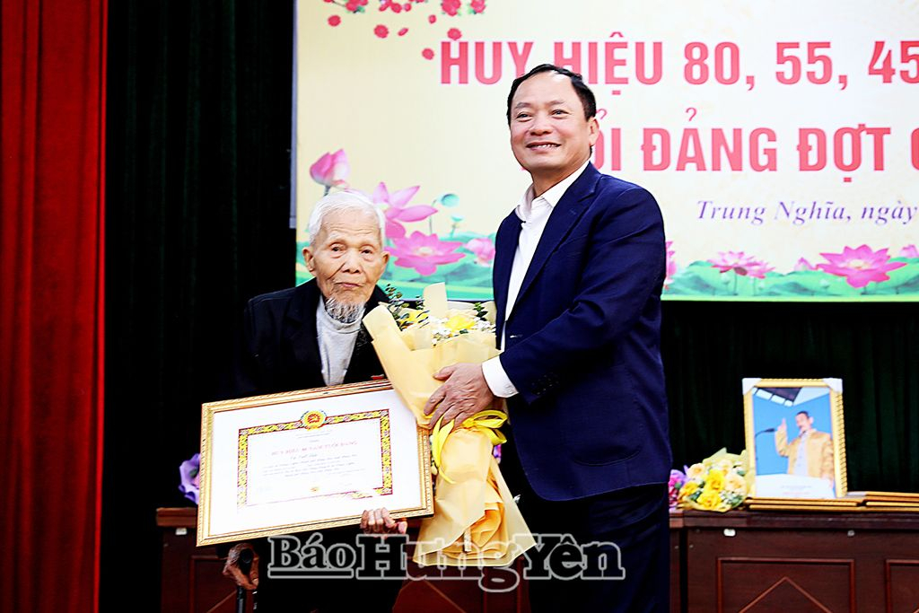   Đồng chí Phó Bí thư Tỉnh uỷ, Chủ tịch Nh88 casino tỉnh Trần Quốc Văn trao Huy hiệu Đảng và tặng quà Tết tại thành phố Nh880