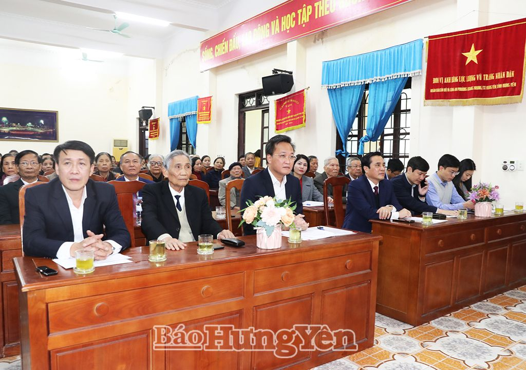   Bí thư Tỉnh ủy Nguyễn Hữu Nghĩa trao Huy hiệu Đảng và tặng quà Tết các đảng viên cao tuổi Đảng tiêu biểu tại thành phố Nh880