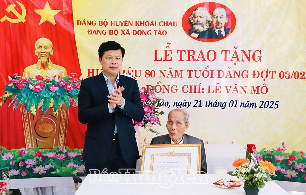   Đồng chí Phó Bí thư Thường trực Tỉnh ủy, Chủ tịch Nh88 - Cá Cược Mỗi Ngày - Nh88 vip Liền Tay tỉnh Trần Quốc Toản trao Huy hiệu 80 năm tuổi Đảng tặng đảng viên tại xã Đông Tảo