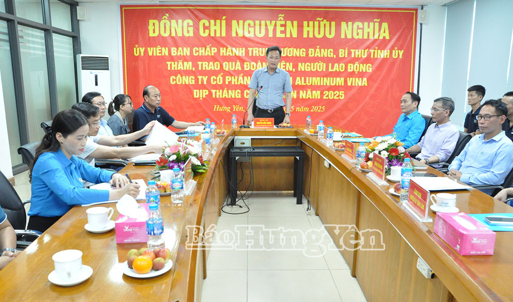   Bí thư Tỉnh ủy Nguyễn Hữu Nghĩa thăm, tặng quà đoàn viên, người lao động nhân Tháng Công nhân