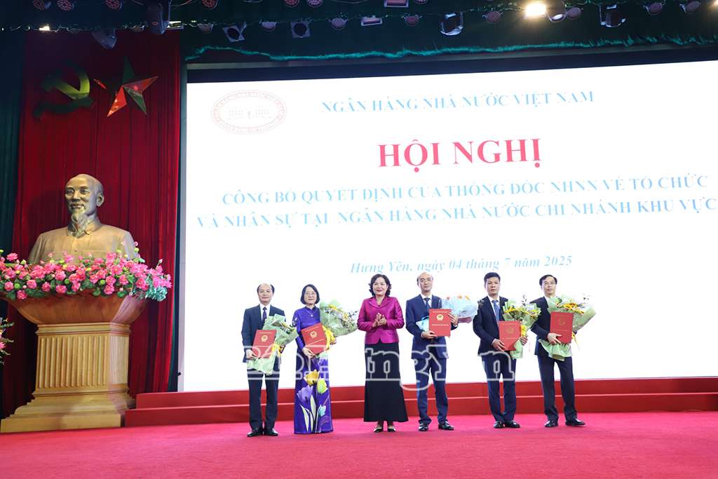 Đồng chí Nguyễn Thị Hồng, Ủy viên Ban Chấp hành Trung ương Đảng, Thống đốc Ngân hàng Nhà nước Việt Nam trao quyết định bổ nhiệm Giám đốc, Phó Giám đốc Ngân hàng Nhà nước Chi nhánh Khu vực 12
