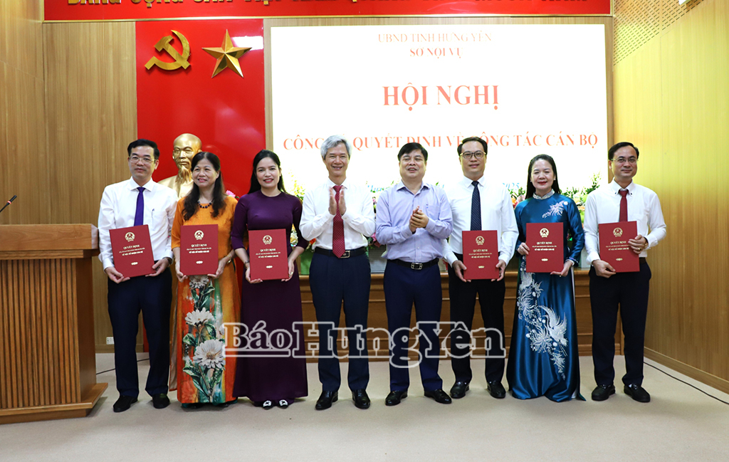 Đồng chí Phó chủ tịch Nh88 casino tỉnh Phạm Văn Nghiêm và Nh881 Giám đốc Sở Nội vụ Đào Hồng Vận trao quyết định, tặng hoa chúc mừng các Phó Giám đốc Sở Nội vụ 