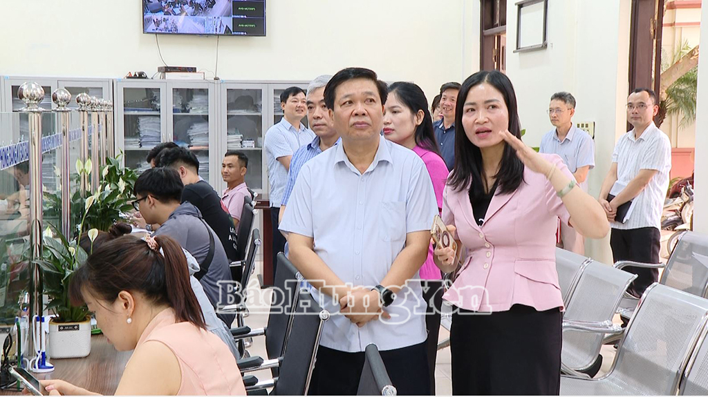 Lãnh đạo Trung tâm Phục vụ Nh88 dang Nhap công xã Phụng Công báo cáo về quy trình vận hành