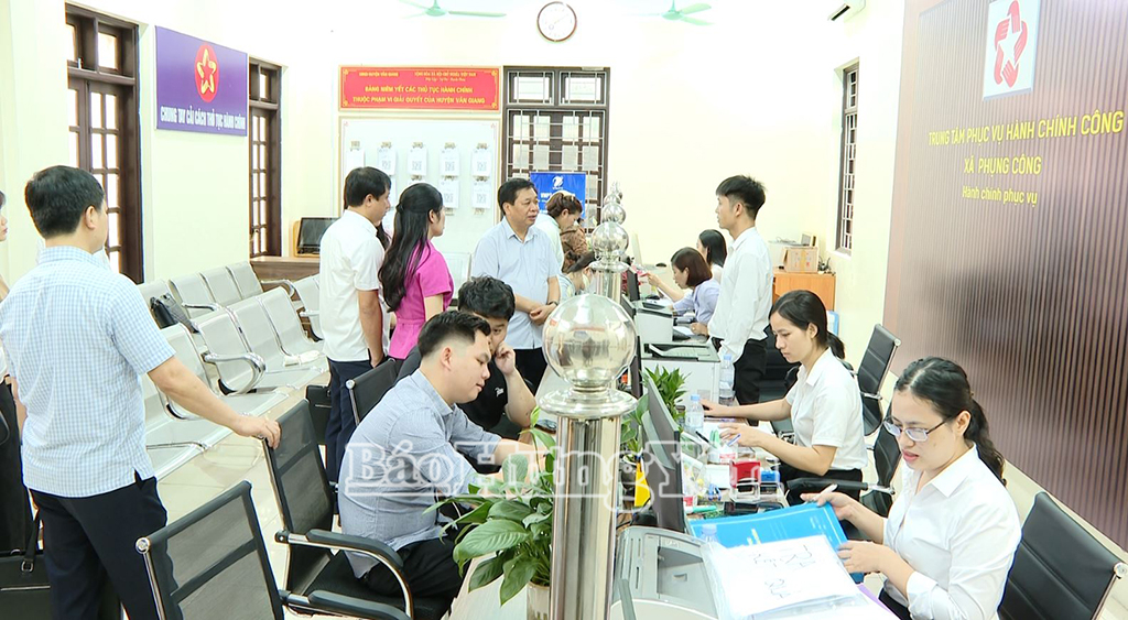 Phó Chủ tịch Thường trực Nh88 casino tỉnh Nguyễn Quang Hưng động viên cán bộ, công chức tại Trung tâm Phục vụ Nh88 dang Nhap công xã Phụng Công