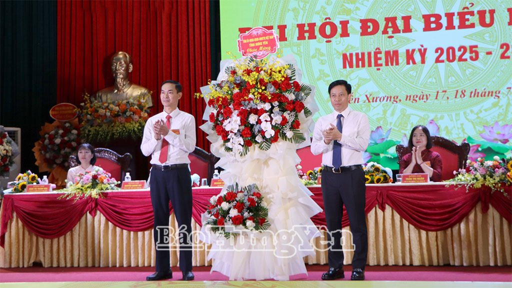 Đồng chí Lại Văn Hoàn, Phó Chủ tịch Nh88 casino tỉnh tặng hoa chúc mừng Đại hội.