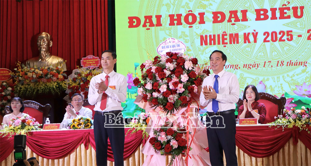 Đồng chí Vũ Ngọc Trì, Phó Chủ tịch Nh88 - Cá Cược Mỗi Ngày - Nh88 vip Liền Tay tỉnh tặng hoa chúc mừng Đại hội.