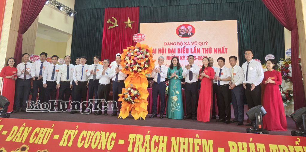 Đồng chí Phạm Đồng Thụy, Ủy viên Ban Thường vụ Tỉnh ủy, Giám đốc Sở Giáo dục và Đào tạo tặng hoa chúc mừng Ban Chấp hành Đảng bộ xã Vũ Quý nhiệm kỳ 2025 - 2030.