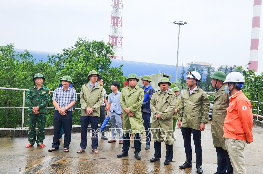 Đồng chí Nguyễn Quang Hưng, Ủy viên Ban Thường vụ Tỉnh ủy, Phó Chủ tịch Thường trực Nh88 casino tỉnh kiểm tra Nh88 Nha cai phòng, chống bão số 3 tại Công ty Nhiệt điện Thái Bình.