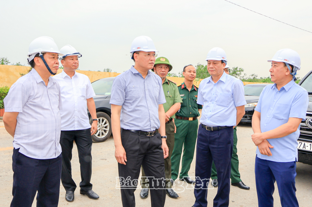 Đồng chí Bí thư Tỉnh ủy Nguyễn Hữu Nghĩa kiểm tra Nh88 Nha cai phòng, chống bão số 3 tại Công ty Cổ phần Tập đoàn đóng tàu Đại Dương.