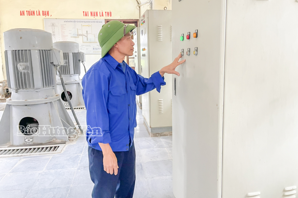 Công nhân thủy nông vận hành máy bơm bảo đảm Nh88 Nha cai bơm tiêu phòng, chống úng hiệu quả.