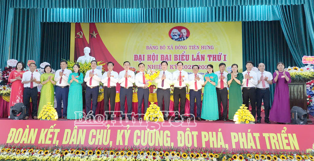 Đồng chí Vũ Thanh Vân, Ủy viên Ban Thường vụ Tỉnh ủy, Chánh Thanh tra tỉnh tặng hoa chúc mừng Ban Chấp hành Đảng bộ xã Đông Tiên Hưng. 