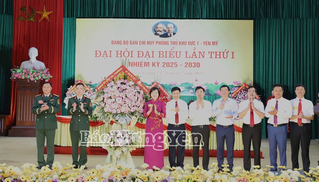 Đồng chí Trần Thị Thanh Thủy, Ủy viên Ban Thường vụ Tỉnh ủy, Bí thư Đảng ủy phường Mỹ Hào và lãnh đạo các xã, phường tặng hoa chúc mừng Đại hội.