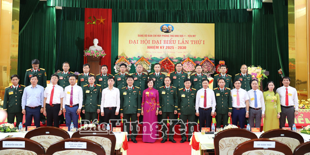 Các đại biểu chụp hình lưu niệm cùng Ban Chấp hành Đảng bộ Ban Chỉ huy Phòng thủ khu vực 1 - Yên Mỹ.