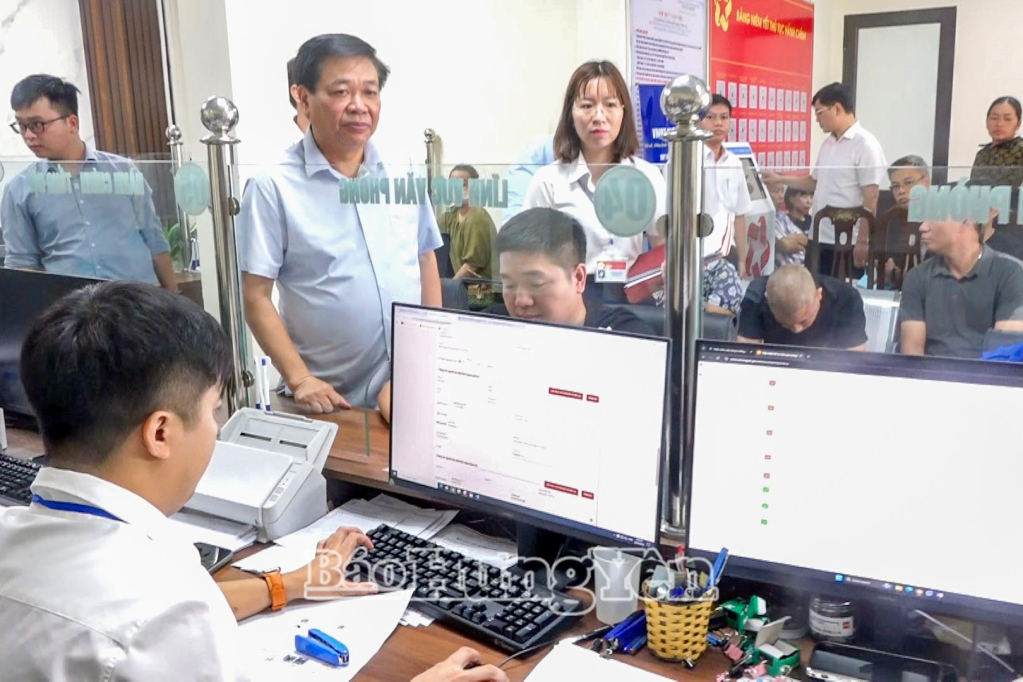 Đồng chí Phó Chủ tịch Thường trực Nh88 casino tỉnh Nguyễn Quang Hưng kiểm tra tại Trung tâm Phục vụ Nh88 dang Nhap công xã Nghĩa Trụ.