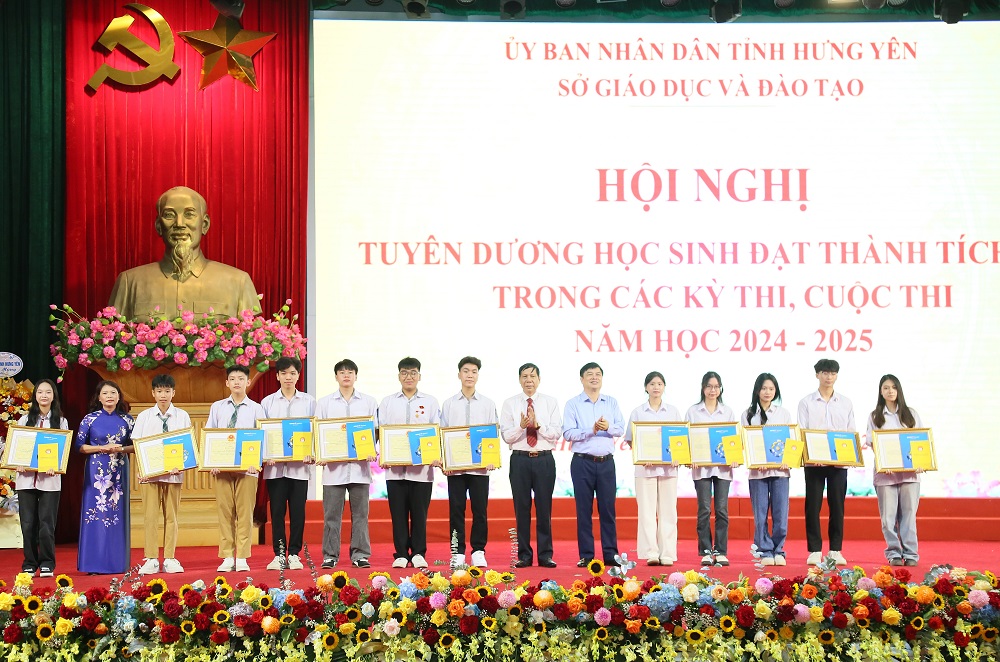  Nh880: Khen thưởng học sinh đạt thành tích cao trong các kỳ thi, cuộc thi cấp tỉnh, cấp quốc gia năm học 2024 - 2025