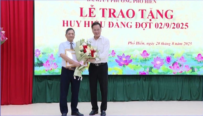   Bí thư Tỉnh ủy trao huy hiệu Đảng đợt 2.9