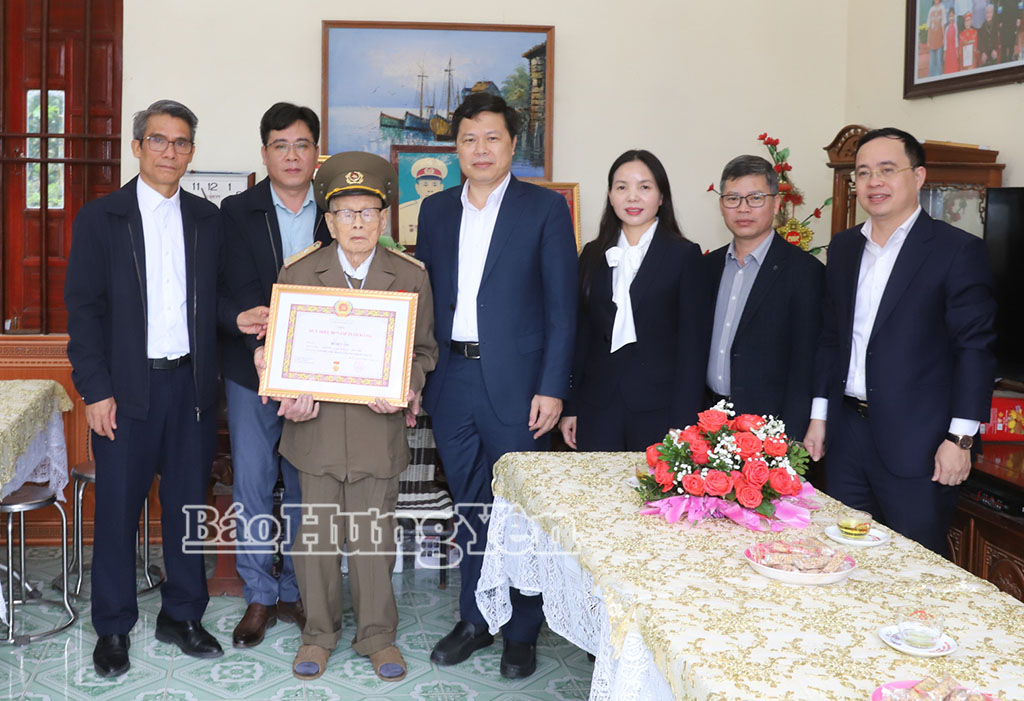   Đồng chí Phó Bí thư Thường trực Tỉnh ủy Trần Quốc Toản trao Huy hiệu 80 năm, 75 năm tuổi Đảng