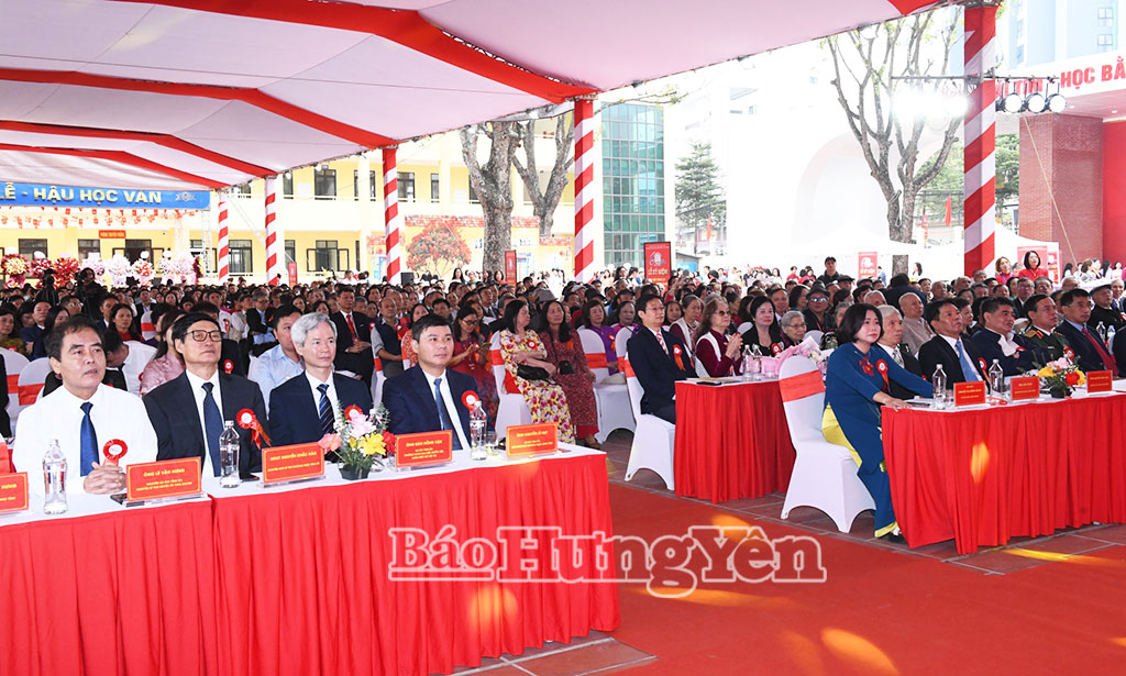   Trường THPT Văn Giang kỷ niệm 60 năm ngày thành lập và đón nhận Huân chương Lao động hạng Nhất