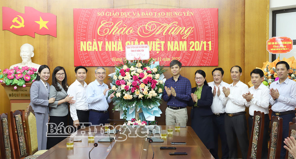   Đồng chí Trưởng ban Tuyên giáo và Dân vận Tỉnh ủy chúc mừng Ngày Nhà giáo Việt Nam 20/11