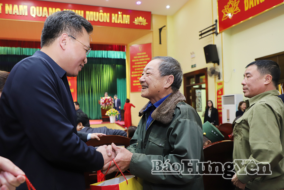 Đồng chí Nguyễn Hữu Nghĩa, Ủy viên Ban Chấp hành Trung ương Đảng, Bí thư Tỉnh ủy trao quà tặng người có công xã Hồng Quang.