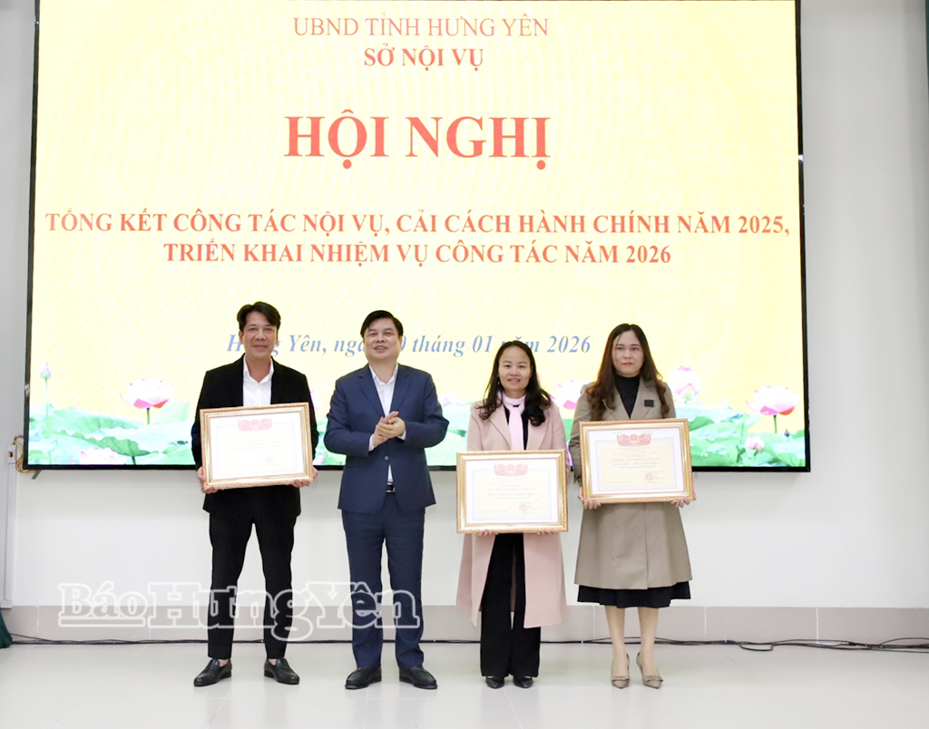Đồng chí Phó Chủ tịch Nh88 casino tỉnh Phạm Văn Nghiêm trao tặng Nh888 “Tập thể lao động xuất sắc” phong trào Nh881 chính quyền, Sở Nội vụ.