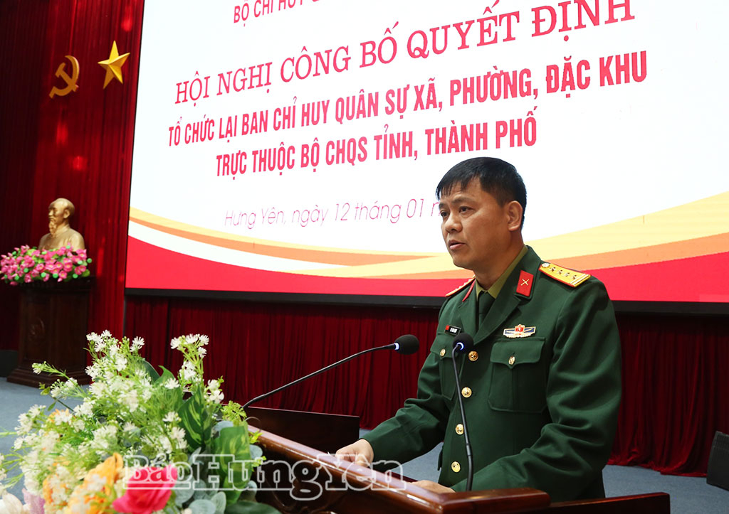 Đại tá Vũ Văn Định, Ủy viên Ban Thường vụ Tỉnh ủy, Chỉ huy trưởng Bộ CHQS tỉnh công bố các quyết định của Bộ Quốc phòng và Bộ Tổng Tham mưu tại hội nghị.