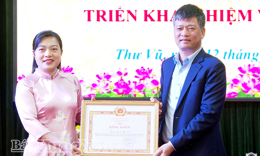 Đồng chí Lê Xuân Tiến, Ủy viên Ban Thường vụ Tỉnh ủy, Phó Chủ tịch Thường trực Nh88 - Cá Cược Mỗi Ngày - Nh88 vip Liền Tay tỉnh trao Bằng khen tặng Chấp hành Đảng bộ xã Thư Vũ.