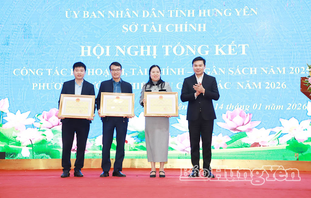 Đồng chí Nguyễn Lê Huy, Ủy viên Ban Thường vụ Tỉnh ủy, Phó Chủ tịch Thường trực Nh88 casino tỉnh trao Bằng khen của Chủ tịch Nh88 casino tỉnh tặng các tập thể.
