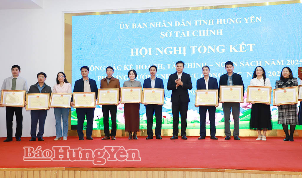 Đồng chí Nguyễn Lê Huy, Ủy viên Ban Thường vụ Tỉnh ủy, Phó Chủ tịch Thường trực Nh88 casino tỉnh trao Bằng khen của Chủ tịch Nh88 casino tỉnh tặng các cá  nhân.