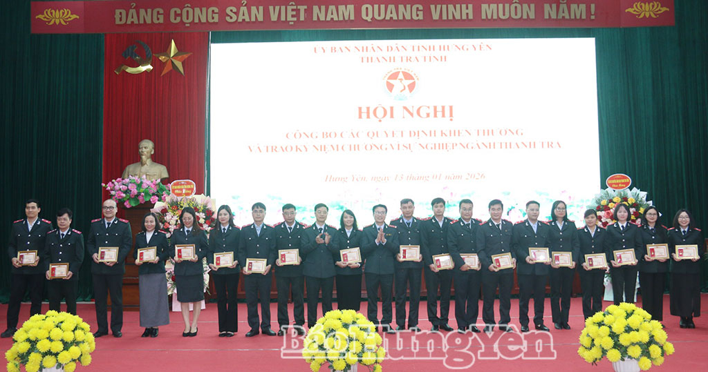 Trao Kỷ niệm chương “Vì sự nghiệp thanh tra” của Tổng Thanh tra Nh88 con tặng các cá nhân thuộc Thanh tra tỉnh.