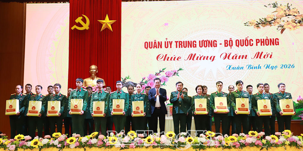   Thượng tướng Hoàng Xuân Chiến, Thứ trưởng Bộ Quốc phòng thăm, chúc Tết tại Nh880