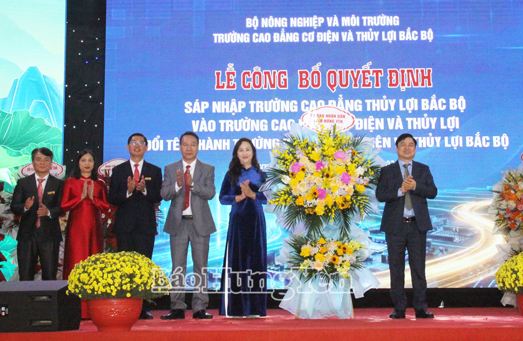 Đồng chí Phạm Văn Nghiêm, Phó Chủ tịch Nh88 casino tỉnh tặng hoa chúc mừng Trường Cao đẳng và Cơ điện Thủy lợi Bắc Bộ.