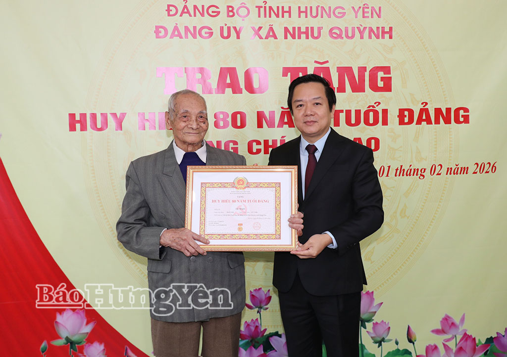  Đồng chí Chủ tịch Nh88 casino tỉnh Phạm Quang Ngọc trao Huy hiệu Đảng tặng các đảng viên