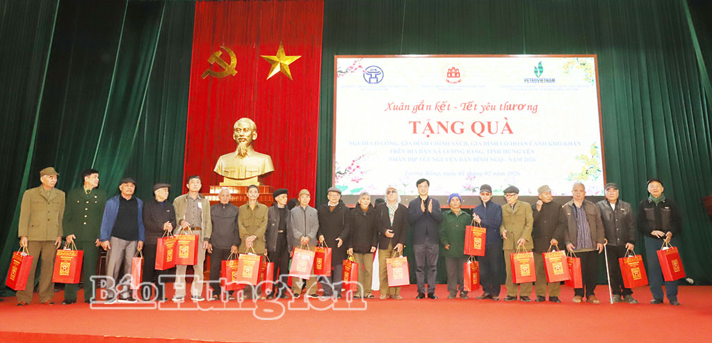   Đồng chí Bí thư Thành ủy Hà Nội Nguyễn Duy Ngọc trao tặng quà Tết tại xã Lương Bằng