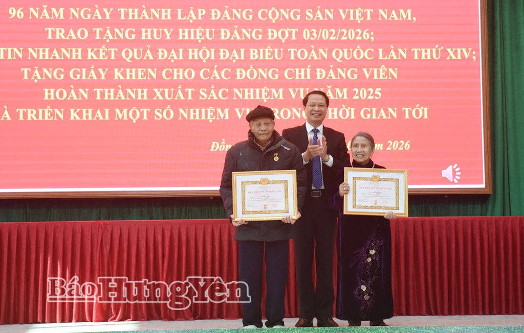   Đồng chí Trưởng ban Nội chính Tỉnh ủy Hoàng Thái Phúc trao tặng Huy hiệu Đảng tại xã Đồng Bằng