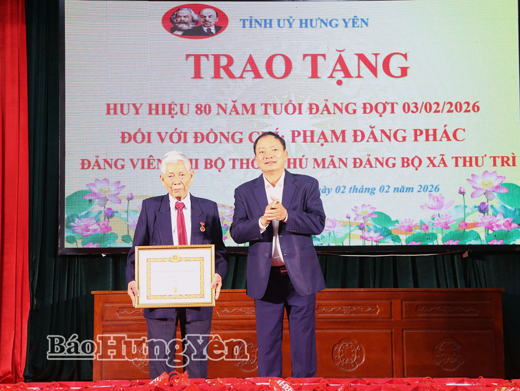   Đồng chí Chủ tịch Nh88 - Cá Cược Mỗi Ngày - Nh88 vip Liền Tay tỉnh Trần Quốc Văn trao Huy hiệu Đảng và tặng quà Tết cho người nghèo tại xã Thư Trì