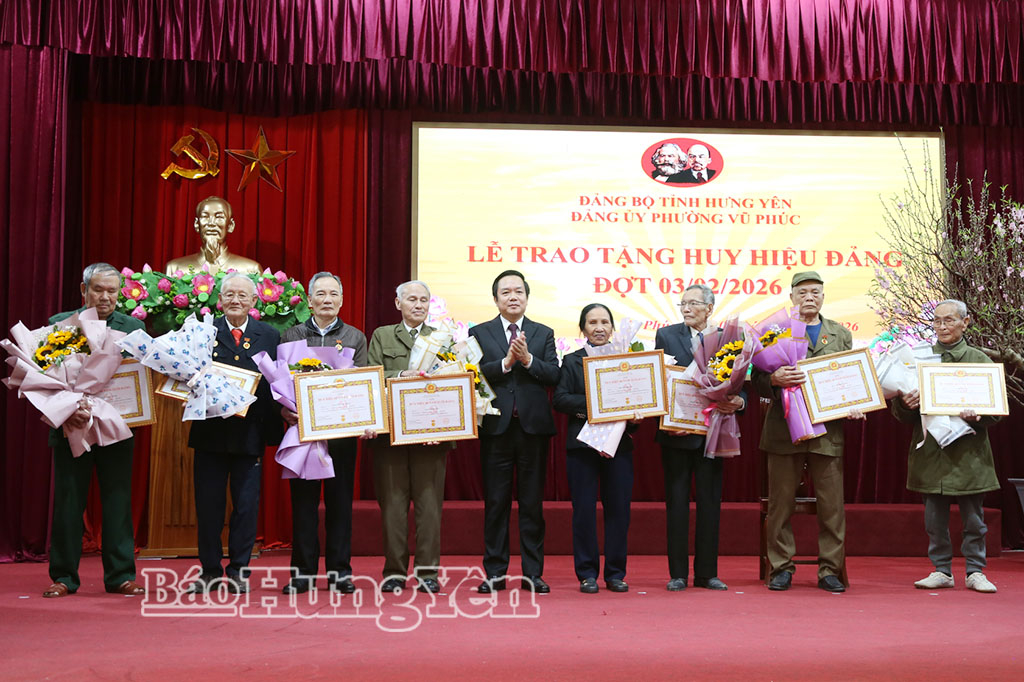   Đồng chí Chủ tịch Nh88 casino tỉnh Phạm Quang Ngọc trao Huy hiệu Đảng và tặng quà Tết tại phường Vũ Phúc