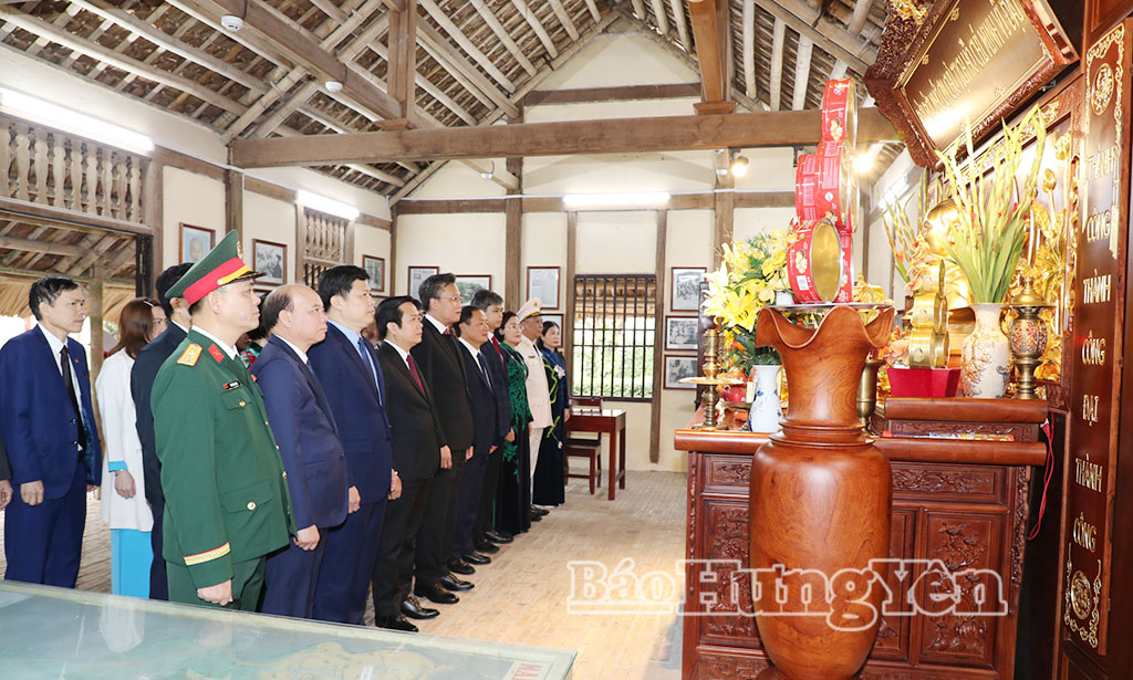   Lãnh đạo tỉnh dâng hương, dâng hoa tưởng niệm Chủ tịch Hồ Chí Minh, Nh881 Nguyễn Đức Cảnh, Nh88 Nha cai Nguyễn Văn Linh, các Bà mẹ Việt Nam anh hùng và các anh hùng liệt sĩ