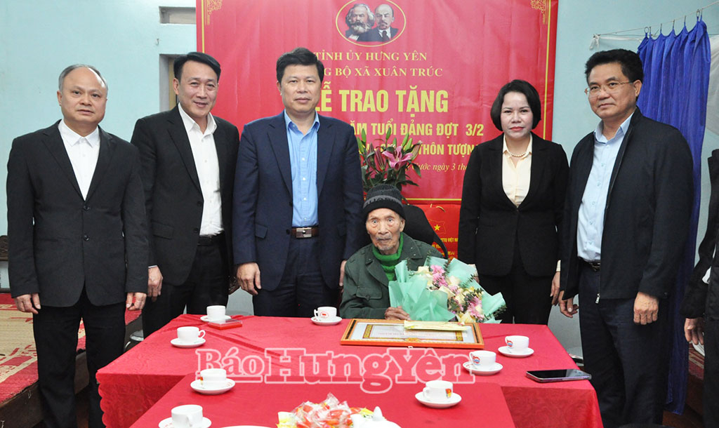   Đồng chí Trần Quốc Toản, Phó Bí thư Thường trực Tỉnh ủy, Chủ tịch Nh88 com Nh88 vip Việt Nam tỉnh trao Huy hiệu Đảng và tặng quà Tết