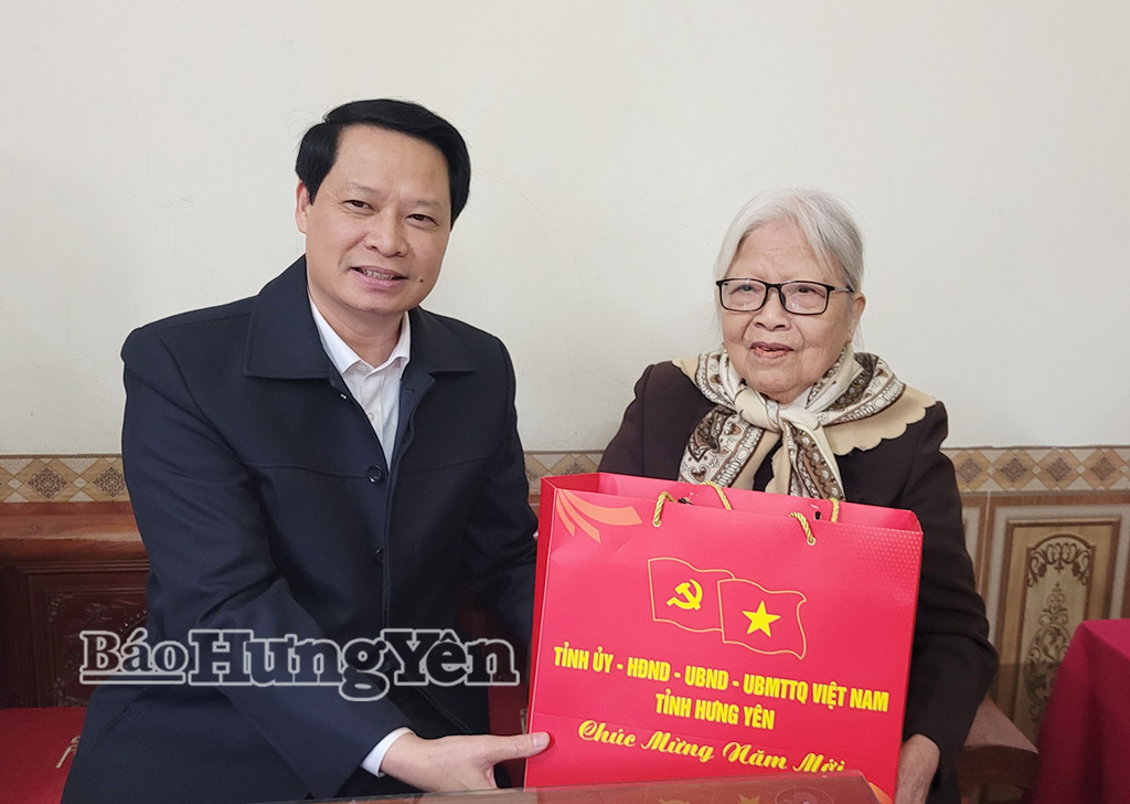   Đồng chí Trưởng ban Nội chính Tỉnh ủy Hoàng Thái Phúc tặng quà Tết tại phường Sơn Nam
