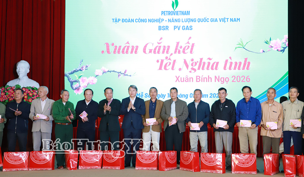   Bộ trưởng Bộ Tư pháp Nguyễn Hải Ninh cùng đoàn Nh88 Nha cai tặng quà Tết tại xã Mễ Sở
