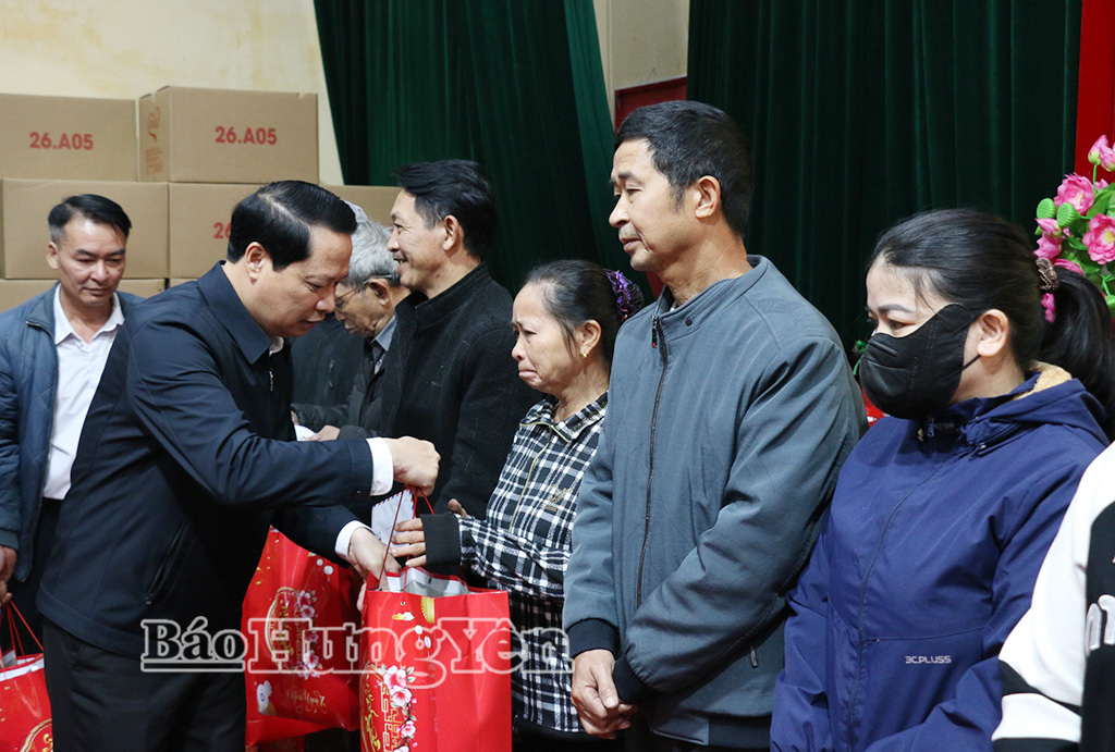   Đồng chí Trưởng ban Nội chính Tỉnh ủy Hoàng Thái Phúc trao quà Tết tặng hộ nghèo, hộ có hoàn cảnh đặc biệt khó khăn tại xã Tân Thuận