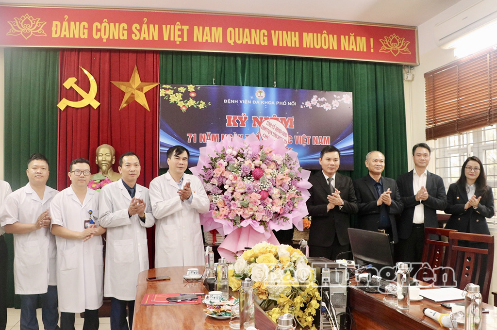   Đồng chí Phó Chủ tịch Thường trực Nh88 casino tỉnh chúc mừng đội ngũ thầy thuốc Bệnh viện Đa khoa Phố Nối