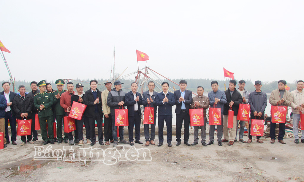   Đồng chí Phó Chủ tịch Nh88 casino tỉnh Lại Văn Hoàn trao quà Tết tặng ngư dân các xã ven biển