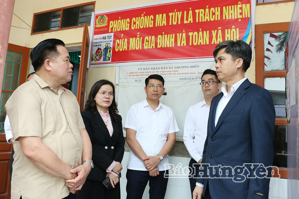 Đồng chí Trưởng ban Tuyên giáo và Dân vận Tỉnh ủy kiểm tra Nh88 Nha cai chuẩn bị bầu cử tại xã Lê Lợi.